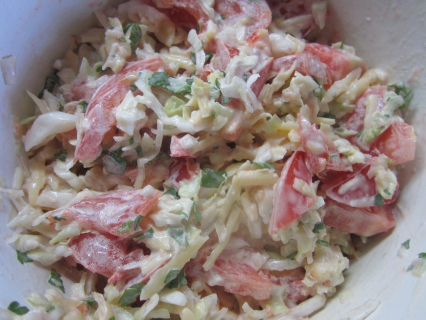 Салат из пекинской капусты с копченой колбасой и огурцом