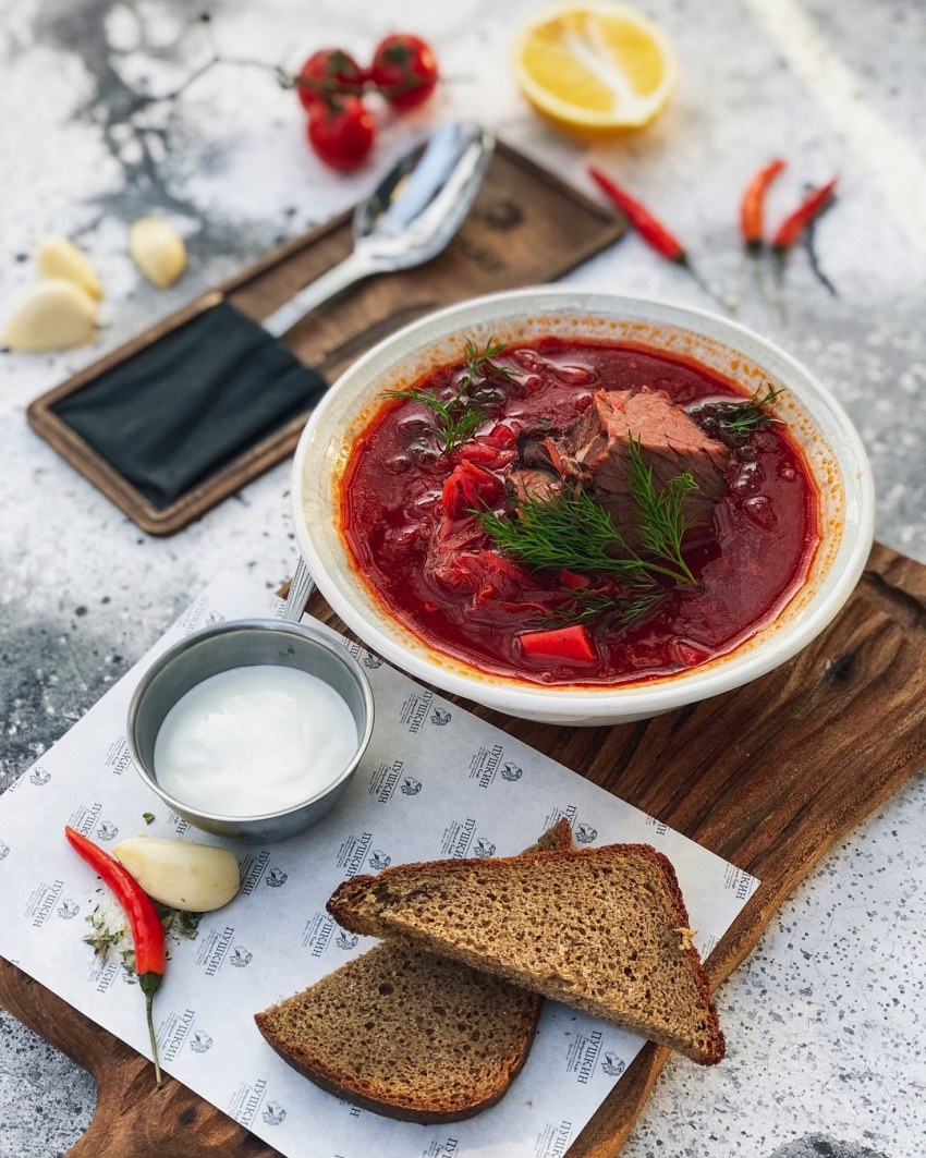 Борщ с салом и черным хлебом