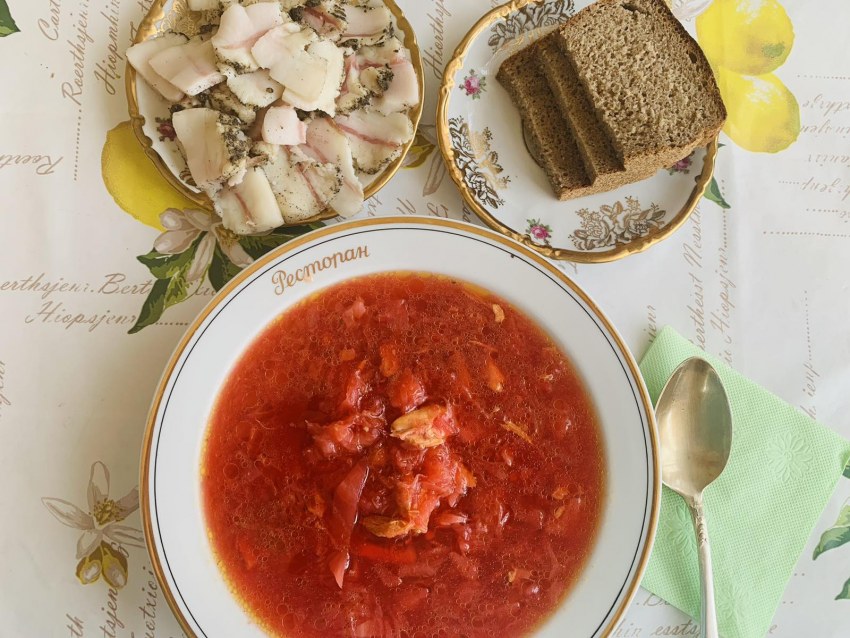 Тарелка борща и сало