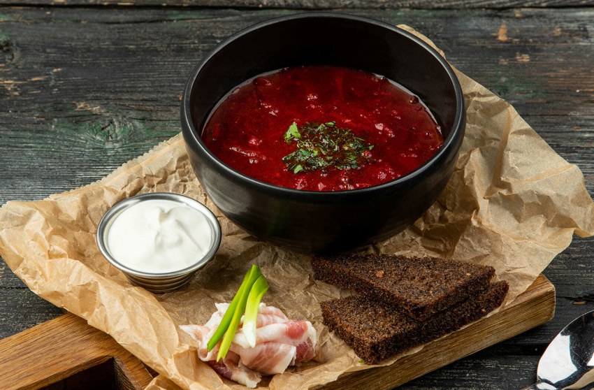Борщ с салом и черным хлебом