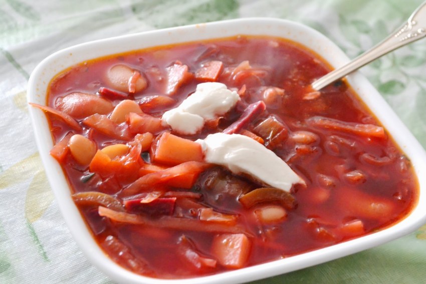 Борщ с квашеной капустой и фасолью