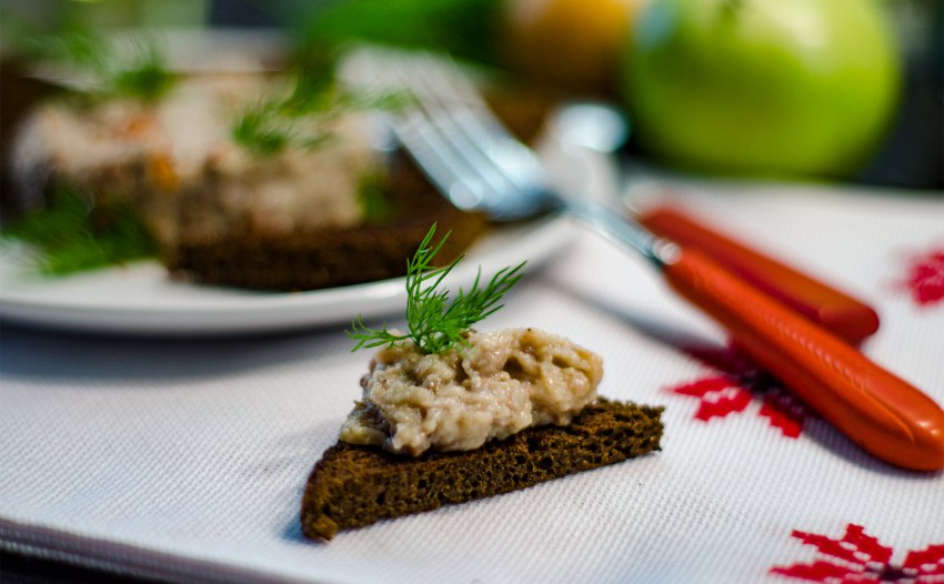 Брускетта с форшмаком из сельди