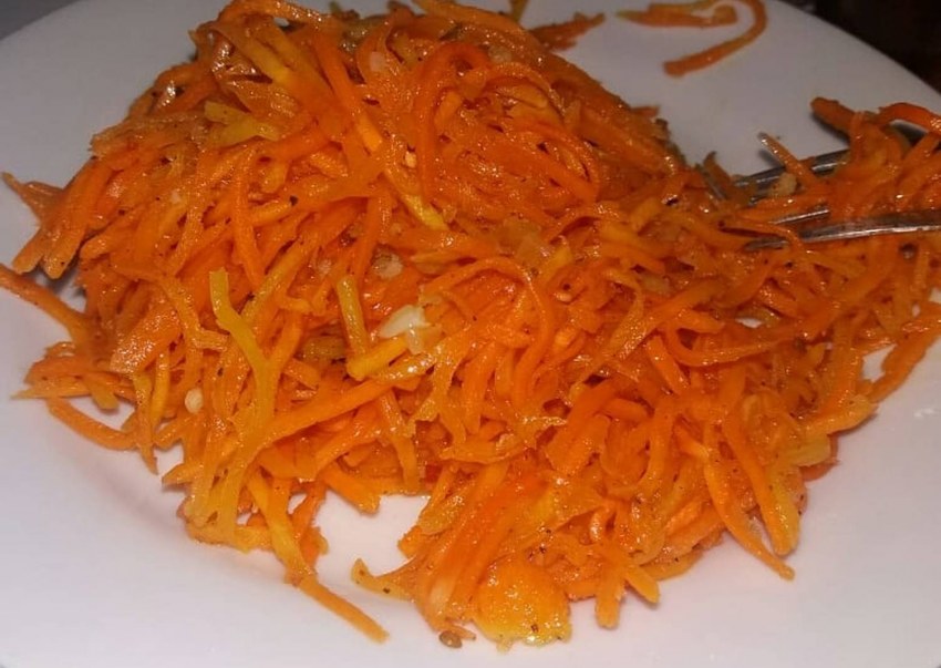 Салат с морковкой и сухариками
