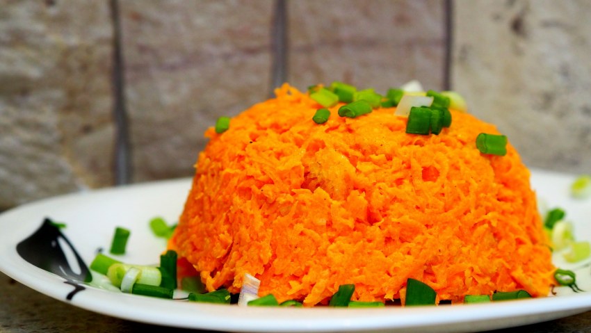 Салат с морковкой и сухариками
