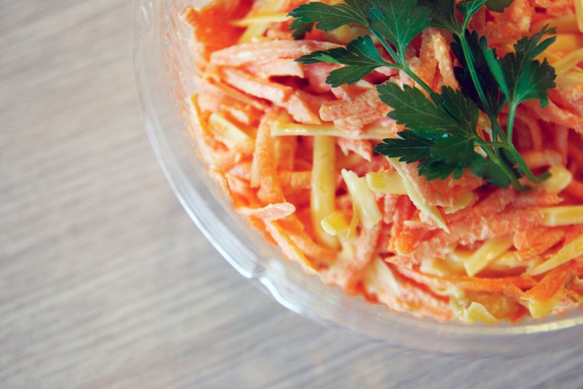 Салат с колбасой и корейской морковкой