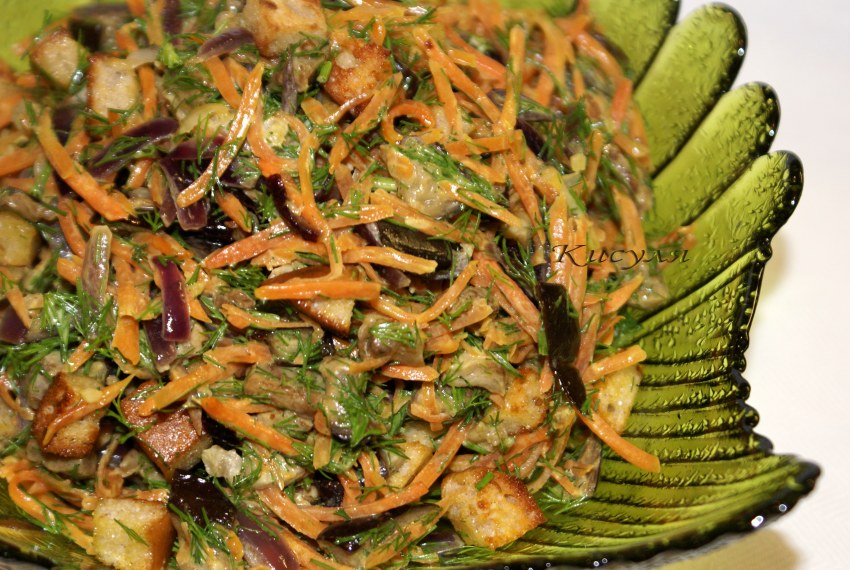 Салат с фасолью и корейской морковкой и сухариками