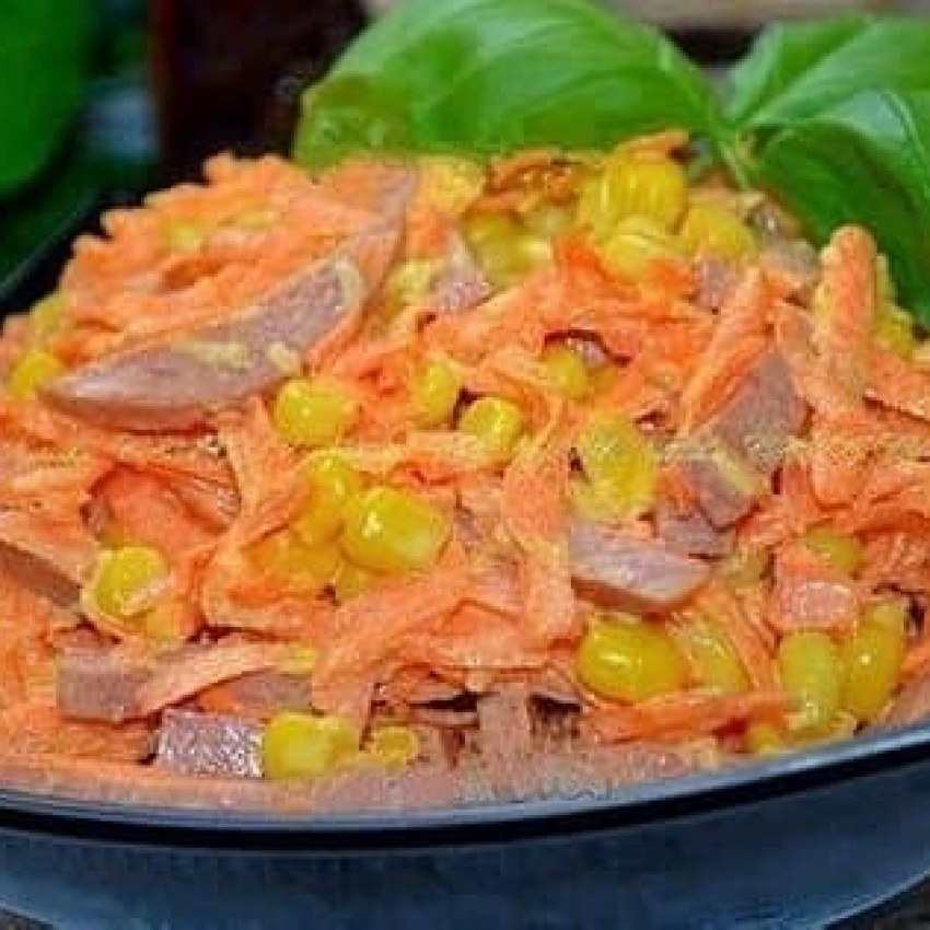Салат с колбасой и сухариками и помидорами