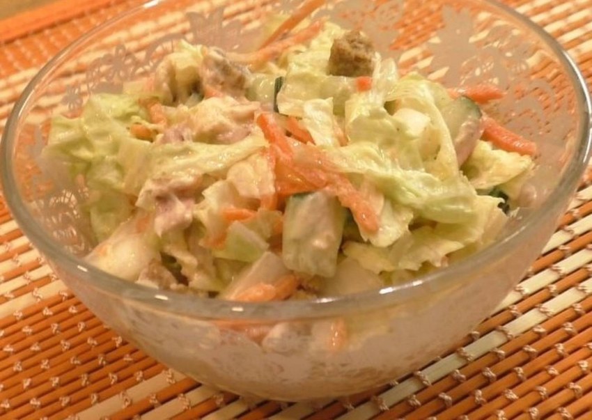 Салат с кириешками и фасолью и кукурузой