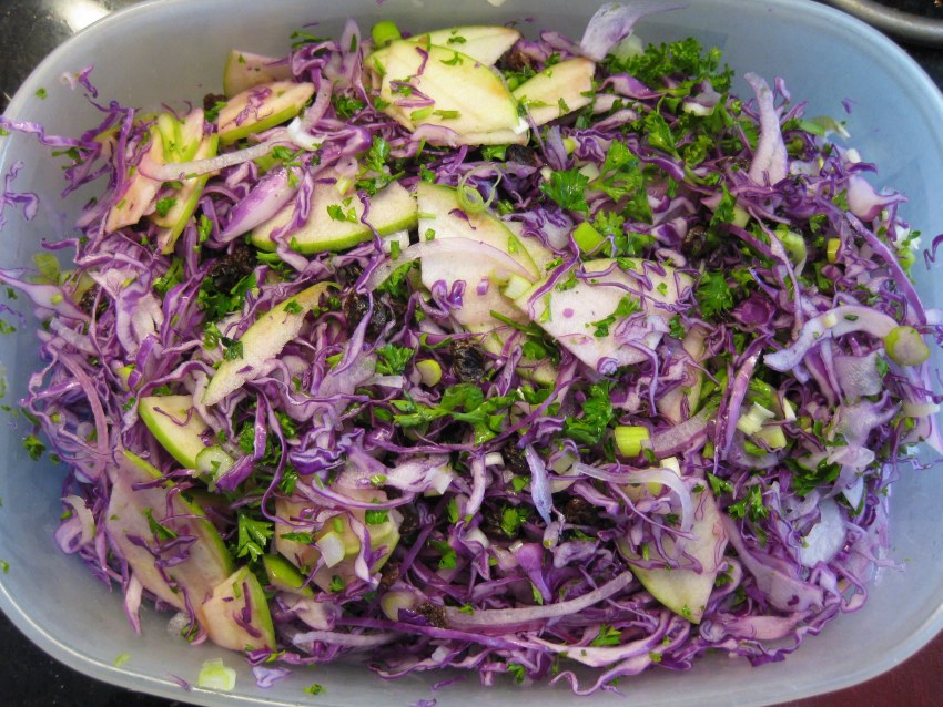Салат с красной капустой и помидорами