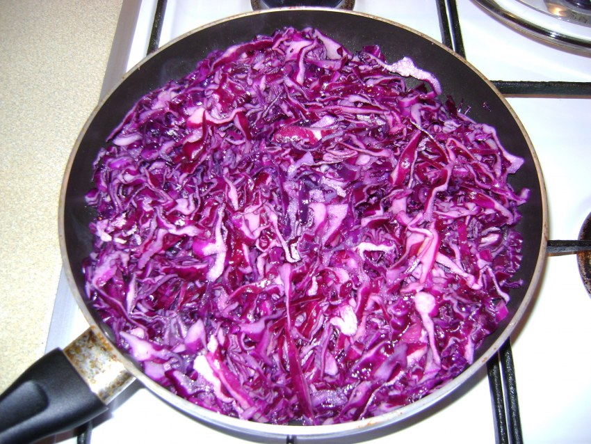 Курица с фиолетовой капустой