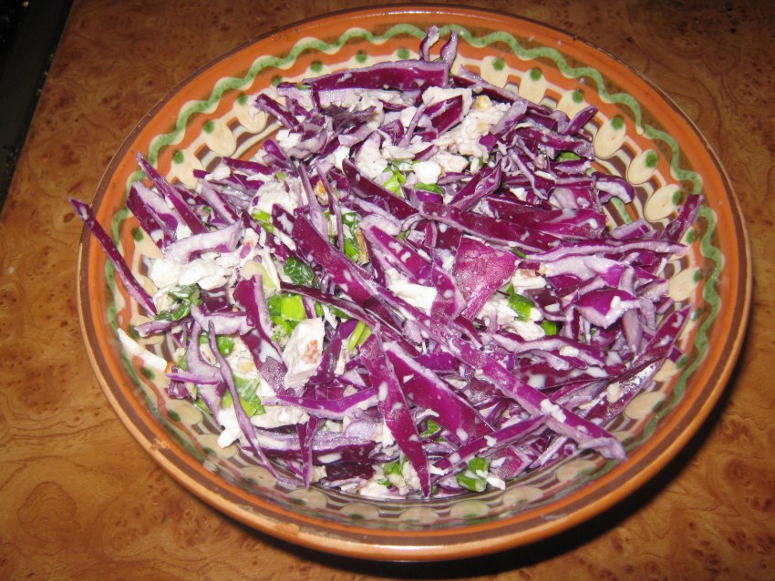 Салат с синей капустой и помидорами