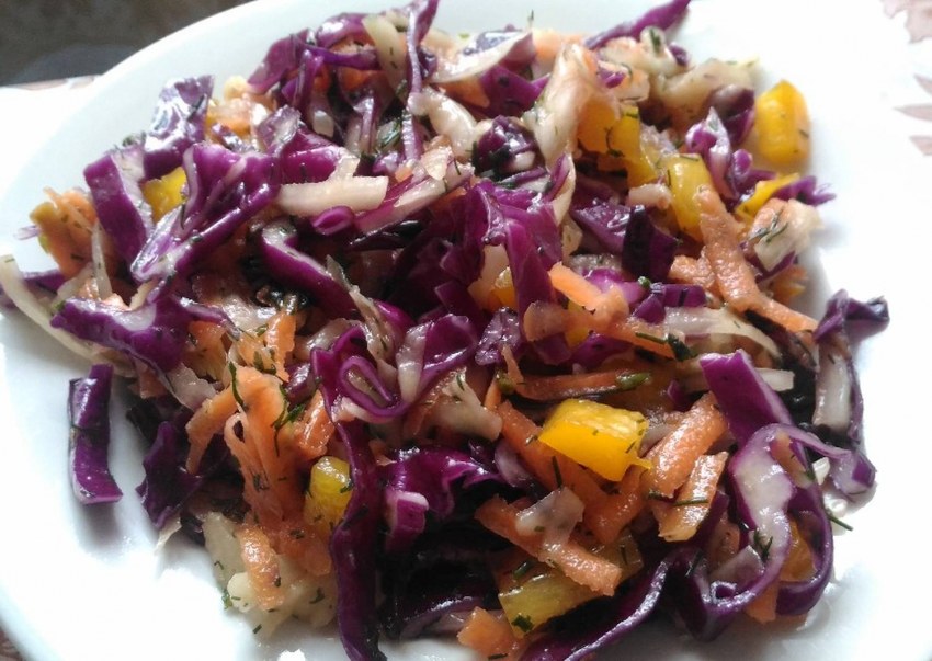 Салат с красной капустой и орехами