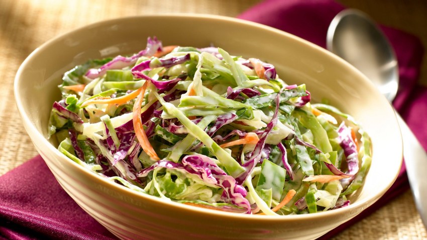 Салат из краснокочанной капусты с кукурузой