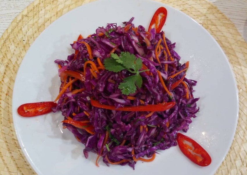Салат с краснокочанной капустой и кукурузой