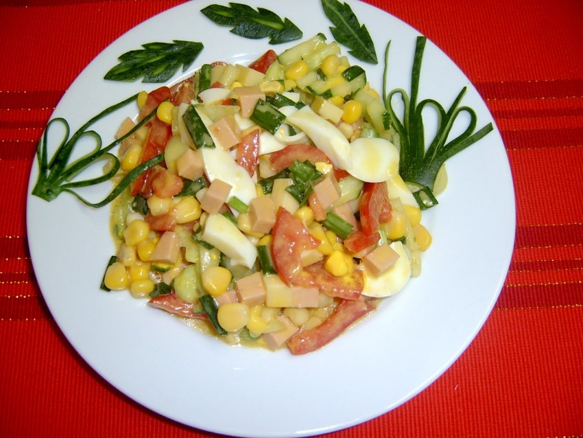 Салат из колбасы сыра и кукурузы