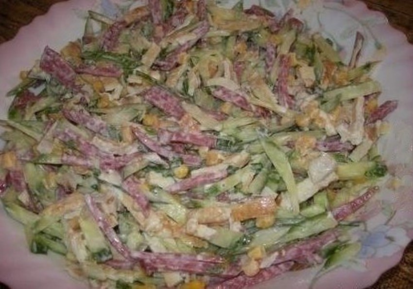 Салат с колбасой и огурцами