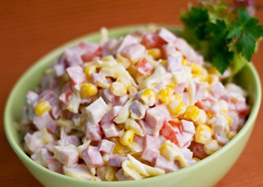 Салат с копченым сыром