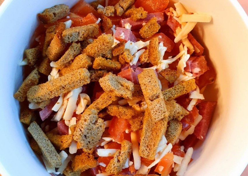 Салат с копчеными колбасками