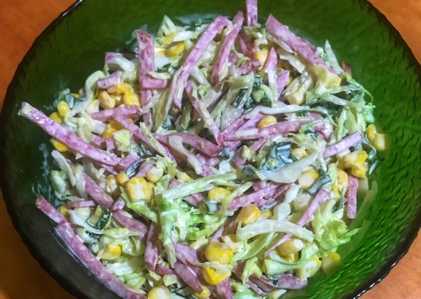 Салат с копчёной колбасой и кукурузой и огурцом