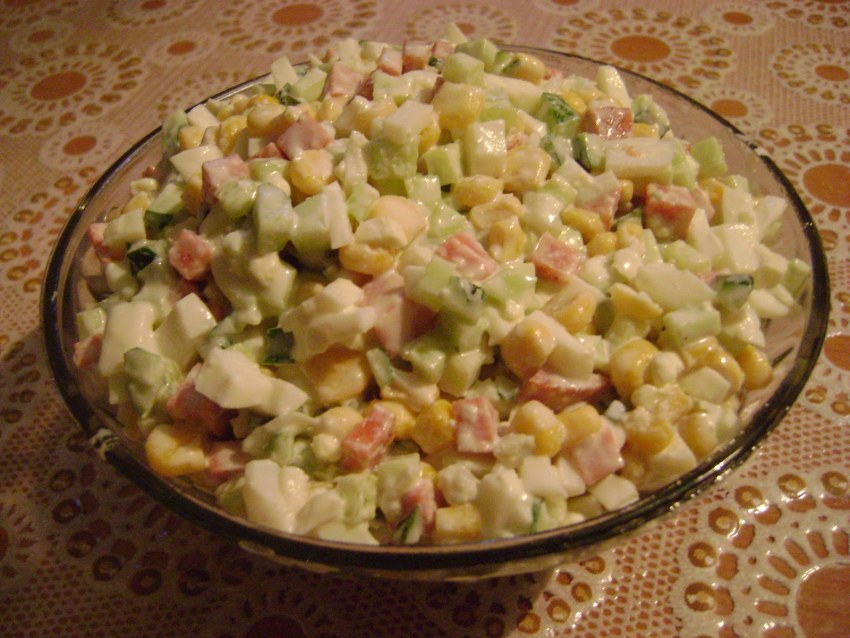 Салат из пекинской капусты с копченой колбасой и огурцом