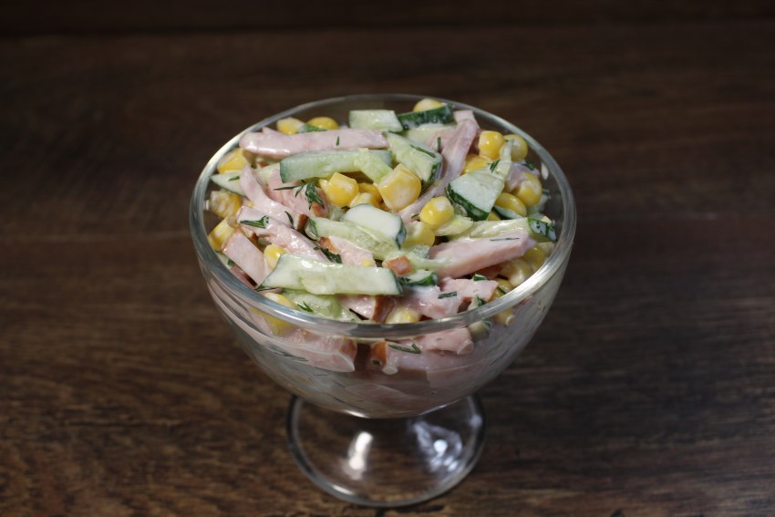 Салат с кириешками и фасолью и кукурузой