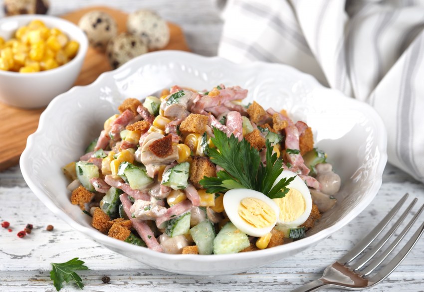 Салат с кукурузой и огурцом