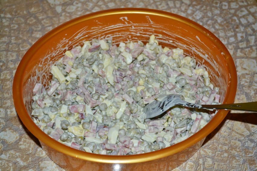 Салат с фасолью консервированной и колбасой