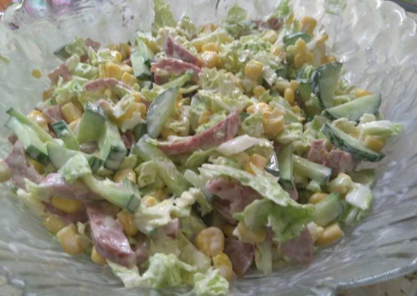 Салат с кукурузой колбаса копченая перец болгарский