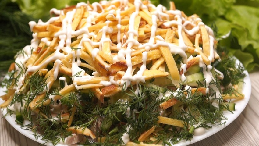 Салат с капустой и колбасой и кукурузой