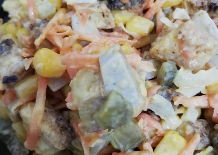Салат с кукурузой и соленым огурцом