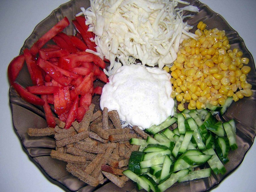 Салат с маслинами сыром колбасой и кукурузой