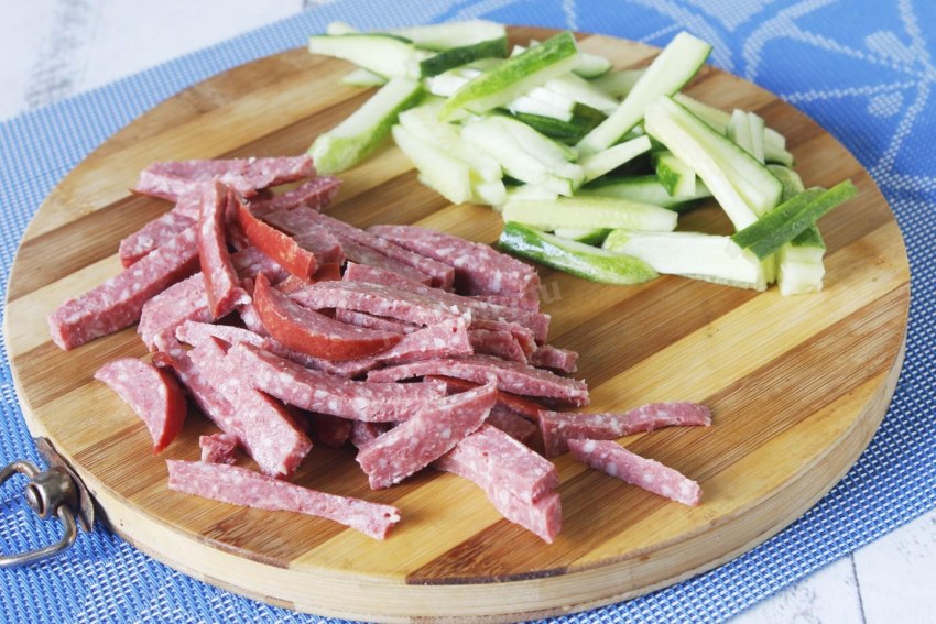 Салат с капустой и колбасой копченой и огурцами