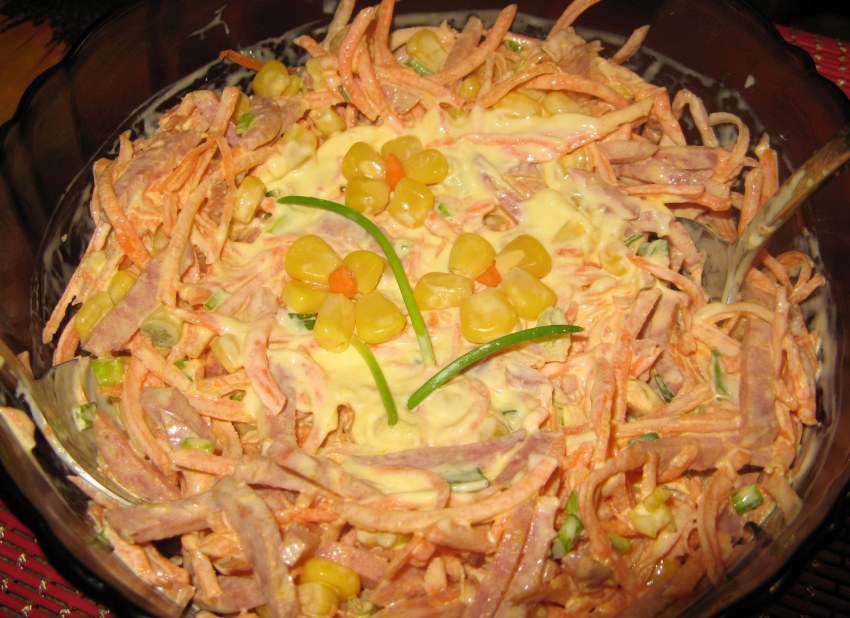 Салат с копченой колбасой