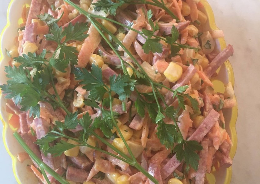 Салат с колбасой соломкой