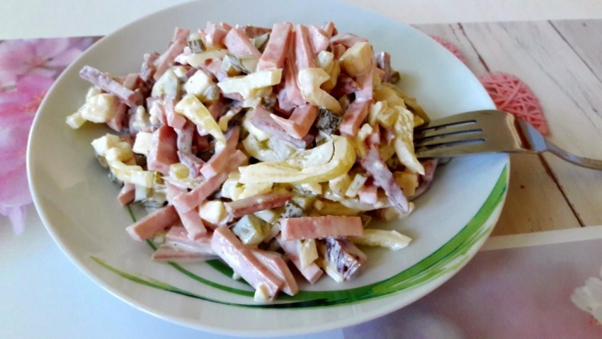 Салат с копчёной колбасой и сыром