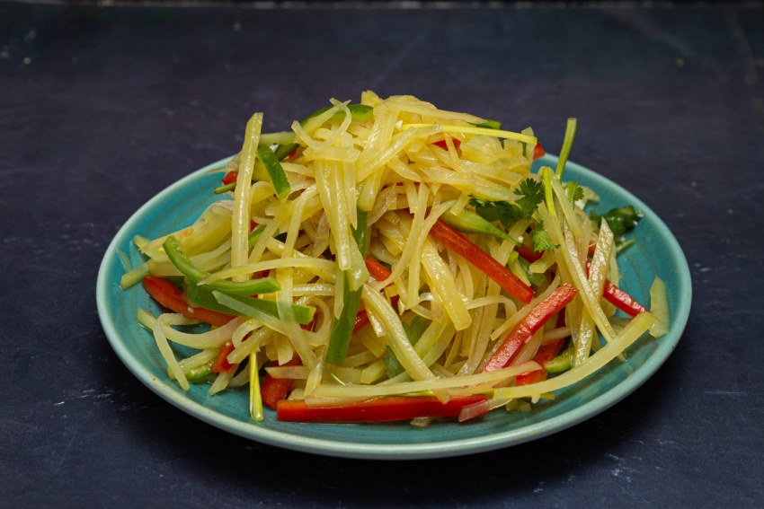Салат с копчеными колбасками