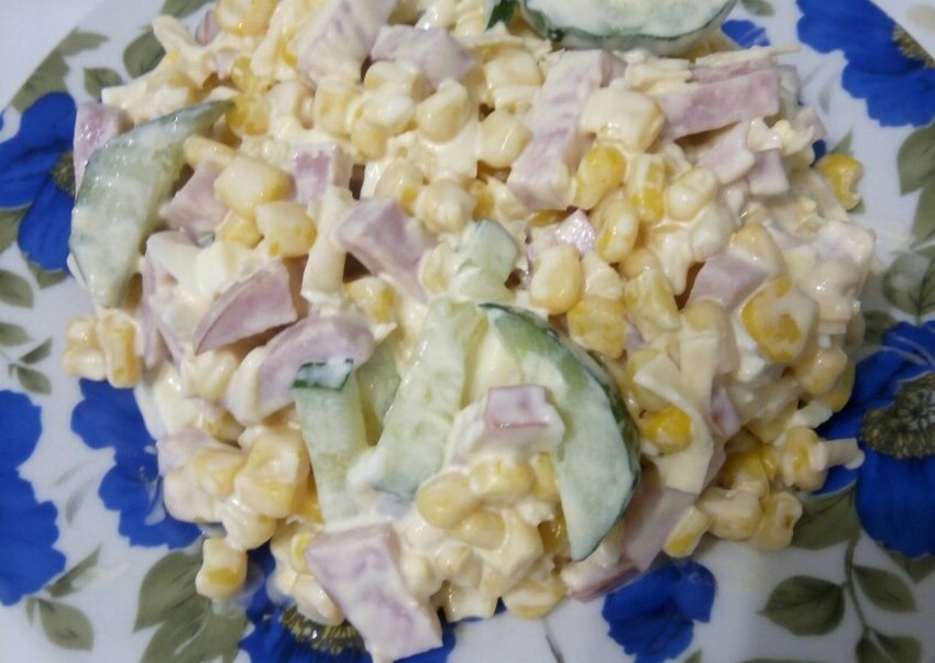 Салат с крабовыми палочками и колбасой копченой