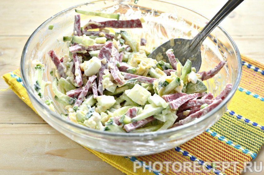 Салат с сухариками и кукурузой и колбасой
