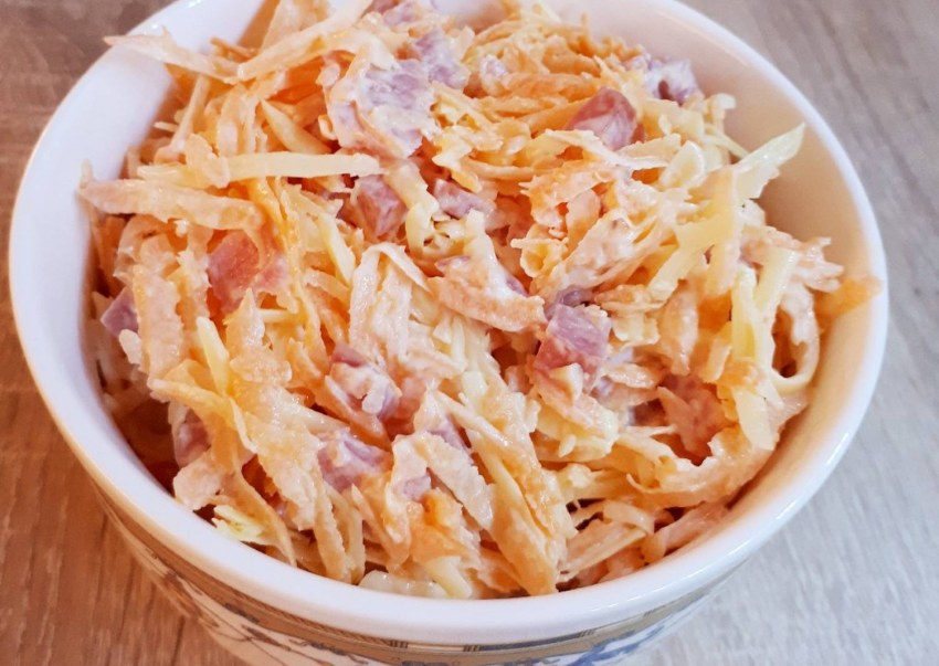 Салат с капустой и колбасой