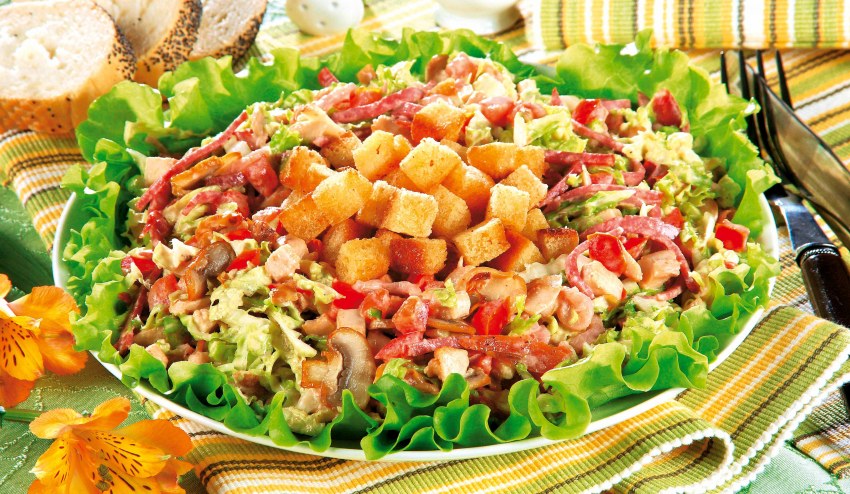 Салат с пекинской капустой и кукурузой и колбасой