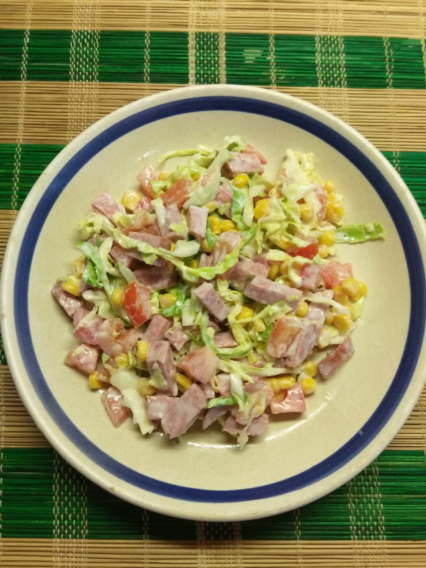 Салат с чипсами и кукурузой и колбасой и огурцами