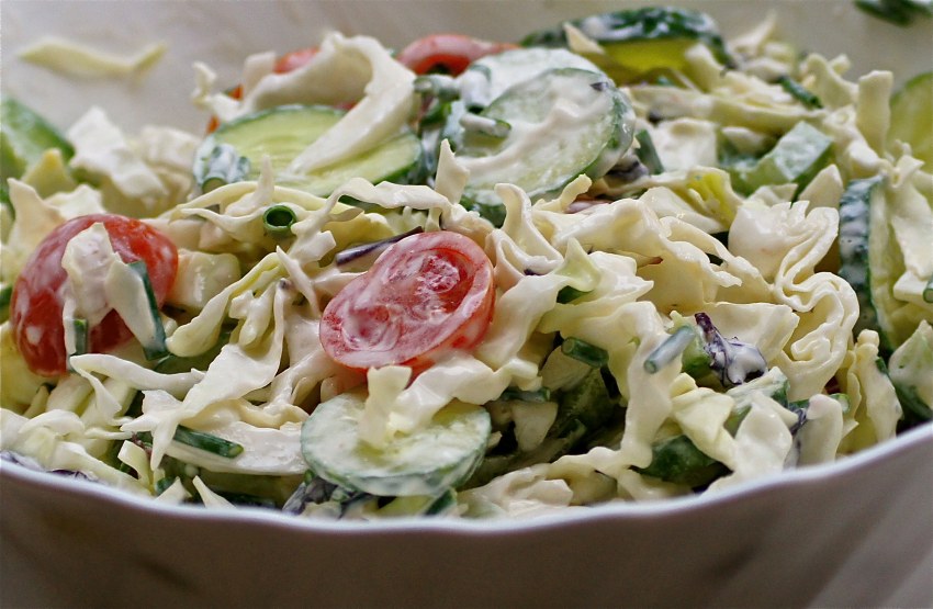 Салат с пекинской капустой курицей и помидорами