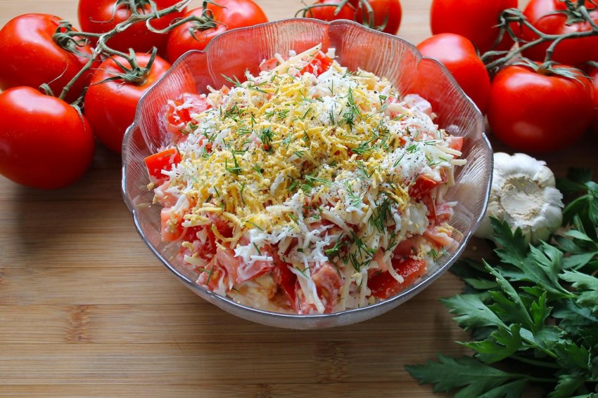 Салат с помидорами и сыром и чесноком