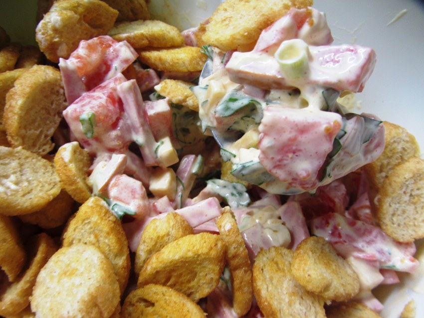 Салат с копченым сыром и сухариками
