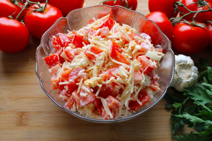 Салат из помидоров и сыра
