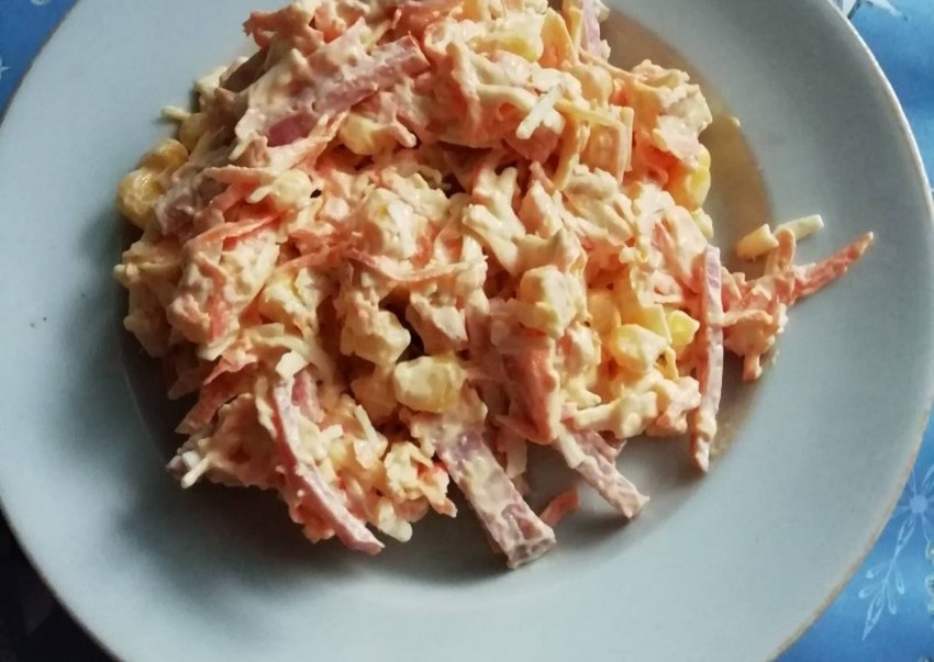 Салат с копчёной колбасой и сыром