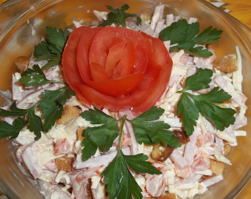 Салат с ветчиной и помидорами
