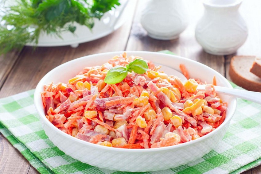 Салат с копченой колбасой