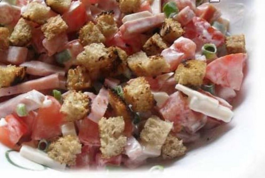 Салат с курицей помидорами и сыром и сухариками