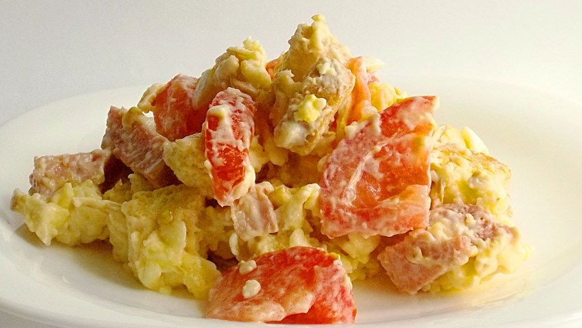 Салат с копченым сыром